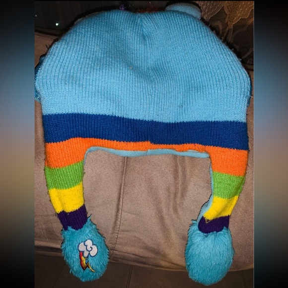 Rainbow dash Flipeez hat, wings go up and down! - Picture 2 of 3